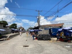 Varios puestos de venta en el mercado municipal de Santa Tecla están cerrados. Los comerciantes no pueden trasladarse debido al paro del transporte público a causa de la pandemia.