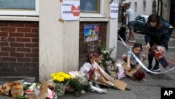 Seorang anak kecil meletakkan bunga di sebuah area di London Bridge London, untuk menghormati para korban yang tewas dalam serangkaian serangan teror di London, Minggu, 4 Juni 2017. 