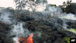 La lave avançant vers Pahoa sur l’île d’Hawaï (AP)