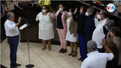 El presidente de la Asamblea Nacional, Gustavo Porras, juramentado a los nuevos magistrados del Poder Electoral de Nicaragua este jueves. [Foto: VOA/Houston Castillo]