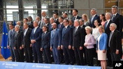 歐盟各國首腦和巴爾幹西部領導人在歐盟布魯塞爾峰會期間合影。 (2022年6月23日)