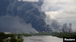 18 июня 2026 года. Пожар на  Московском НПЗ, вызванный ударами ВСУ.