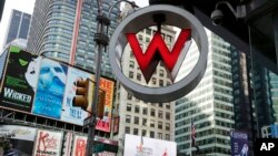 Logo W Hotel, yang dimiliki oleh perusahaan hotel Starwood Hotels & Resorts Worldwide, tampak di Times Square, New York (foto: dok). Starwood Hotels and Resorts sepakat untuk merenovasi tiga hotel rusak milik Kuba. 