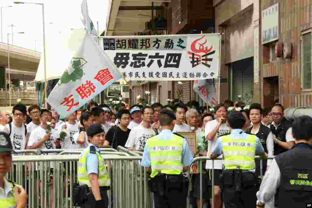 港人悼念胡耀邦与方励之 决心平反六四