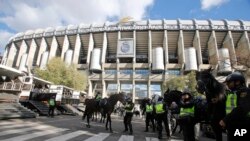 Les forces de sécurité déployées autour du stade Santiago-Bernabeu à Madrid, Espagne, 21 novembre 2015. 