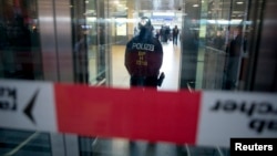 Police cordon off the luggage center at the railway station following a bomb alert, which turned out to be a hoax, in Hanover, Germany, Nov. 18, 2015.