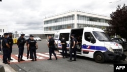 Ba policiers batelemi na libanda lya aéroport ya Bourget, na Paris, France, 10 aout 2021.