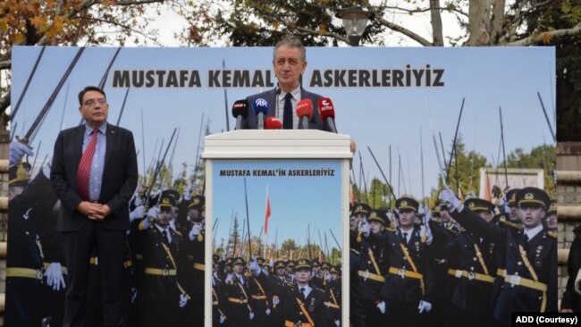 Atatürkçü Düşünce Derneği (ADD) Başkanı Hüsnü Bozkurt, “Teğmenlere uygulanan bu utanç dolu süreç bir an önce durdurulmalıdır. Mustafa Kemal Atatürk bu topraklarda hiç kaybetmemiştir.” diye konuştu.