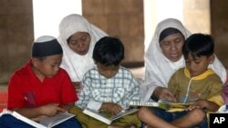 Belajar membaca Al-Quran di masjid merupakan salah satu kegiatan yang diajarkan kepada anak-anak selama bulan Ramadan (foto: dok).