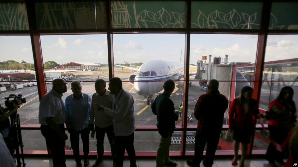 El avión, que está reanudando los vuelos de Air China a la isla después de que el gobierno de Cuba levantara los requisitos de visa, se dirige a la puerta de embarque después de aterrizar en el Aeropuerto Internacional José Martí en La Habana, Cuba, el viernes 17 de mayo de 2024.