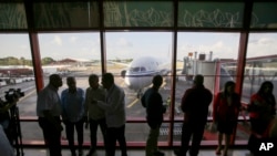 El avión, que está reanudando los vuelos de Air China a la isla después de que el gobierno de Cuba levantara los requisitos de visa, se dirige a la puerta de embarque después de aterrizar en el Aeropuerto Internacional José Martí en La Habana, Cuba, el viernes 17 de mayo de 2024.