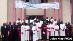 Les évêques de l'église catholique romaine à l'ouverture des assises de la conférence épiscopale nationale du Cameroun, à Yaoundé, Cameroun, 23 avril 2017. (VOA/ Jules Ntap)