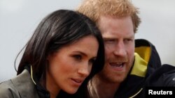 Le Prince Harry et Meghan Markle à Bath en Angleterre le 6 avril 2018. 