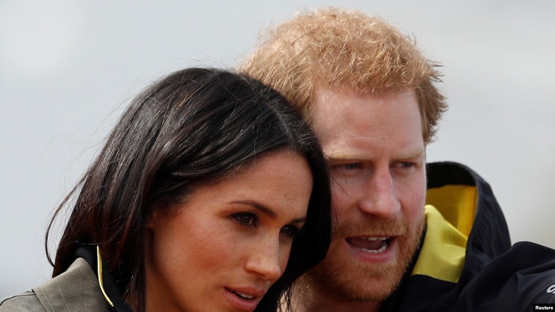 Pangeran Harry, Pelindung Yayasan Invictus dan Meghan Markle memperhatikan para atlet berlatih untuk mengikuti Turnamen Invictus di Sydney pada 2018, di Kampung Olahraga Universitas Bath, di Bath, Inggris, 6 April 2018.