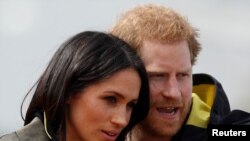 Pangeran Harry, Pelindung Yayasan Invictus dan Meghan Markle memperhatikan para atlet berlatih untuk mengikuti Turnamen Invictus di Sydney pada 2018, di Kampung Olahraga Universitas Bath, di Bath, Inggris, 6 April 2018.