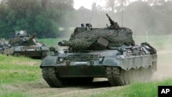 На архівному фото танк Leopard 1 у Німеччині, 19 травня 2000 року. Повідомляється, що танки Leopard 1 і Leopard 2 будуть у новому, найбільшому досі пакеті для України. (AP Photo/Eckehard Schulz)