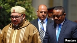 Le roi Mohamed VI du Maroc, à gauche, marche aux côtés du Premier ministre éthiopien Hailemariam Desalegn (à droite), lors d’une visite en Ethiopie, le 19 novembre 2016.