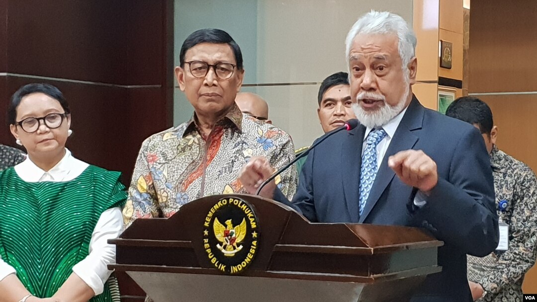 Jumpa pers bersama, utusan khusus sekaligus mantan Presiden Timor Leste Xanana Gusmao (kanan) dan Menko Polhukam Wiranto didampingi Menlu Retno Marsudi (kiri) di kantor Kemenkopolhukam, Senin (22/7). (VOA/Fathiyah).