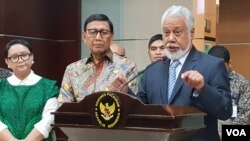 Jumpa pers bersama, utusan khusus sekaligus mantan Presiden Timor Leste Xanana Gusmao (kanan) dan Menko Polhukam Wiranto didampingi Menlu Retno Marsudi (kiri) di kantor Kemenkopolhukam, Senin (22/7). (VOA/Fathiyah).