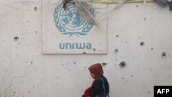 د تېر کال د اکتوبر په ۲۸ نېټه د اسرایل پارلېمنټ، کنېسېټ، یو یواېن ارډبلیو ای د پابندۍ قانون منظور کړو. اسرایل وېل د ادارې عملې د اکتوبر په اوومه په اسرایل د حماس په حمله کې شرکت کړی دی. یواېن ار ډبلیو په دې اړه تحقیقات وکړل او د عملې نهه غړي يې برطرف کړل