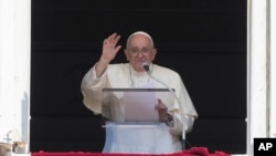 El papa Francisco bendice a los fieles en la Plaza de San Pedro del Vaticano durante su rezo del Ángelus el 20 de agosto de 2023.