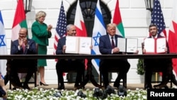 Dari kiri: Menlu Bahrain Abdullatif Al Zayani, PM Israel Benjamin Netanyahu, Presiden AS Donald Trump dan Menlu UEA Abdullah bin Zayed saat penandatangan perjanjian yang disebut "Abraham Accords" di Gedung Putih (15/9) menandai normalisasi hubungan Israel dengan Bahrain dan UEA.