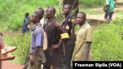 Un groupe d'auto défense observe un véhicule de passage dans l'Ouham, en RCA, le 24 août 2017. (VOA/Freeman Sipila)