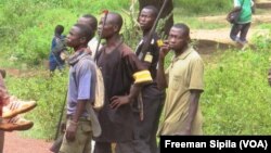 Un groupe d'auto défense observe un véhicule de passage dans l'Ouham, en RCA, le 24 août 2017. (VOA/Freeman Sipila)