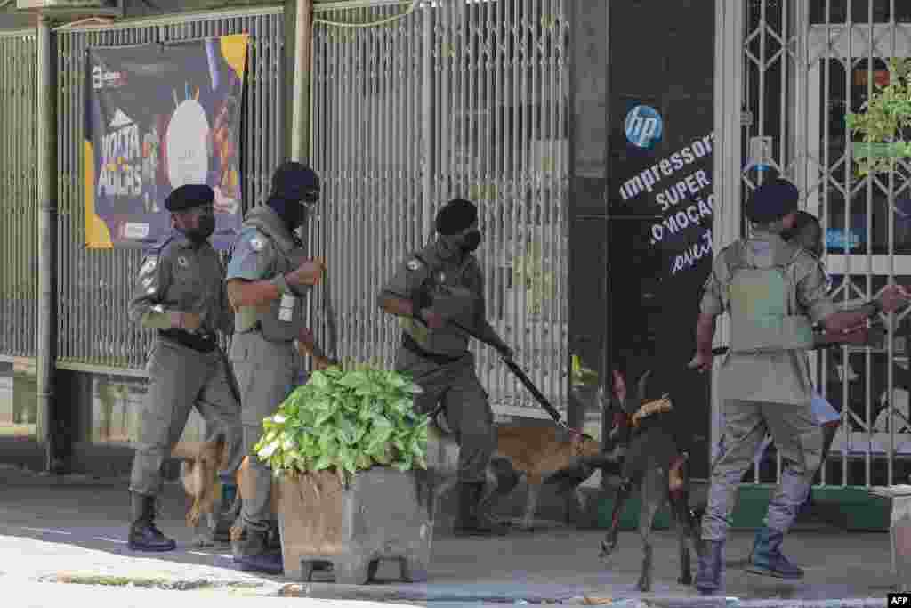 Polícia da República de Moçambique, com cães, reprime manifestantes em Maputo, a 15 de janeiro de 2025, enquanto Daniel Chapo presta juramento de posse como Presidente de Moçambique.