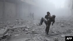 Umugabo yakomerekeye mu gitero c'indege, ari mu ntara zizumbiswemwo n'abarwanya ubutegeatsi mu gisagara ca Arbin, kiri mu micungararo y'umurwa mukuru Damas