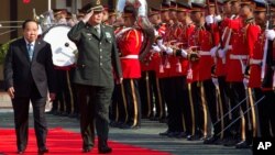 FILE - Thailand's Defense Minister Prawit Wongsuwan (L) and China's Defense Minister Chang Wanquan review an honor guard at the Ministry of Defense in Bangkok, Feb. 6, 2015. Prawit and Chang held talks this week on the sidelines of the ASEAN Defense Ministers meeting in Laos.