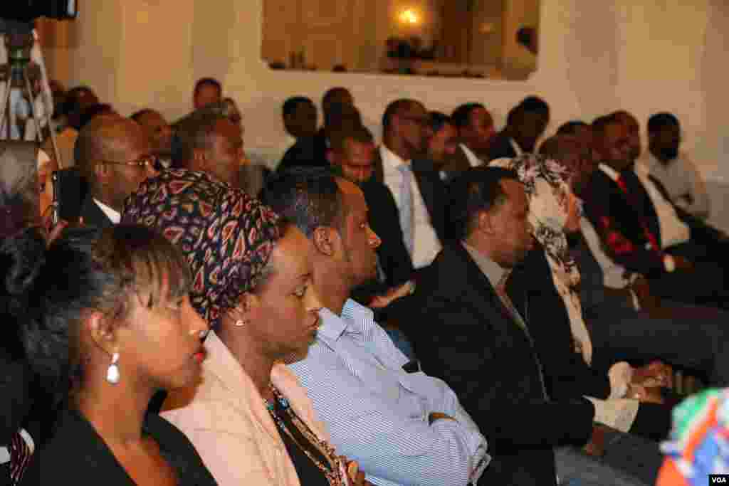 Dadwaynaha ka soo qeyb galay barnaamijka VOA ee London