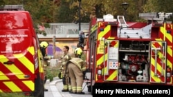 Sejumlah petugas Brigade Pemadam Kebakaran London tampak di luar apartemen yang dilanda kebakaran di London, 4 November 202`. (Foto: Henry Nicholls/Reuters, arsip)