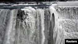 'Polar Vortex' menyebabkan air terjun Niagara di bagian wilayah Amerika membeku, foto diambil dari Ontario, Kanada, Rabu (8/1).