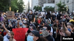 2일 미국 워싱턴 DC에서 백인 경찰의 과잉 진압으로 숨진 흑인 남성 조지 플로이드 사건에 항의하는 시위가 열렸다. 