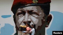 Gambar mantan Presiden Venezuela, mendiang Hugo Chavez di Caracas (foto: ilustrasi).