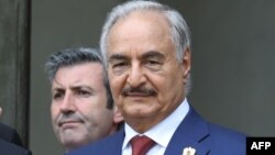 Marshall Khalifa Haftar, chef de l'armée nationale libyenne de l'est sur les marches de l'Elysée à la suite de la conférence internationale sur la Libye à Paris le 29 mai 2018.