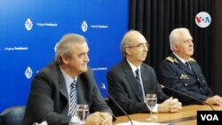 El ministro del interior de Uruguay, Jorge Larrañaga (izquierda) junto a autoridades del Ministerio.[Foto: Leonardo Luzzi/VOA]