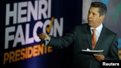 Venezuelan presidential candidate Henri Falcon of the "Avanzada Progresista" party speaks during the presentation of his government plan at a meeting with supporters in Caracas, April 23, 2018. 