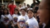 Familiares de jóvenes detenidos durante las protestas postelectorales en Venezuela protestan ante la sede del Tribunal Supremo de Justicia en Caracas, el 3 de octubre de 2024.