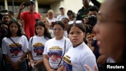 Familiares de jóvenes detenidos durante las protestas postelectorales en Venezuela protestan ante la sede del Tribunal Supremo de Justicia en Caracas, el 3 de octubre de 2024.