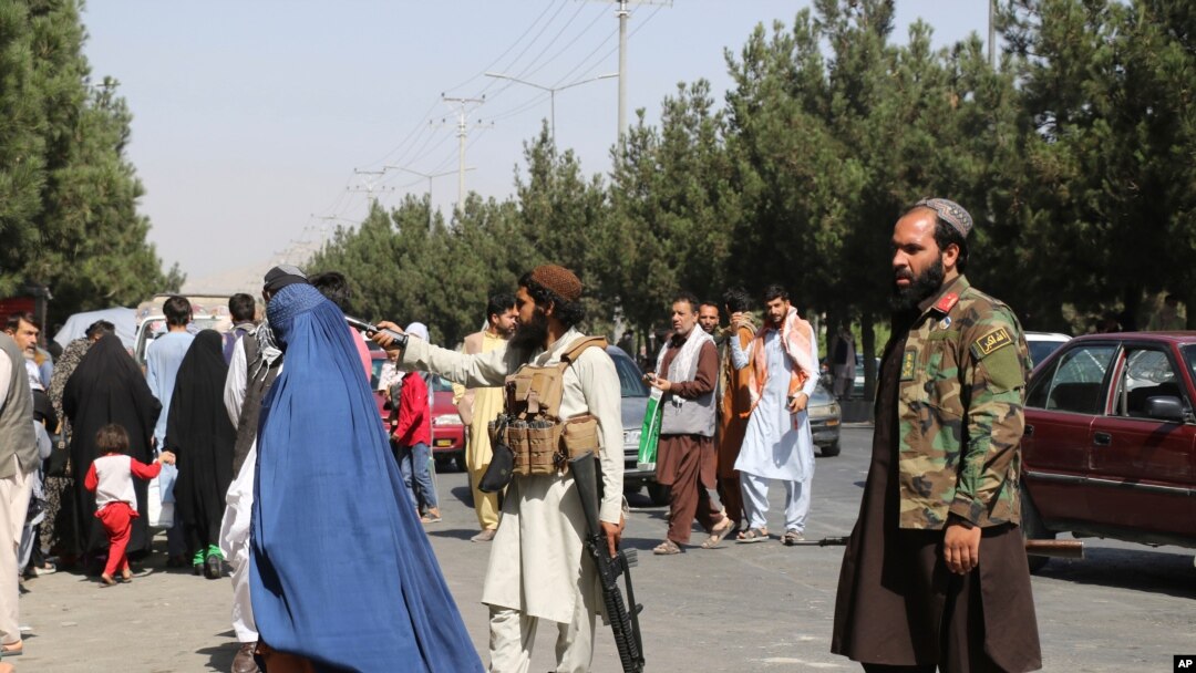 Pejuang Taliban berjaga di luar bandara Kabul menyusul serangan di lokasi tersebut, 27 Agustus 2021.