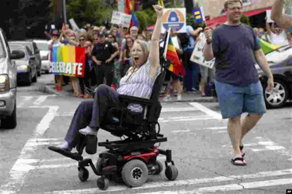 Pendeta Allison Day di Atlanta merayakan keputusan Mahkamah Agung atas dua kasus hak kelompok gay. Day telah melayani pernikahan gay sejak 1976. (AP Photo/Jaime Henry-White)