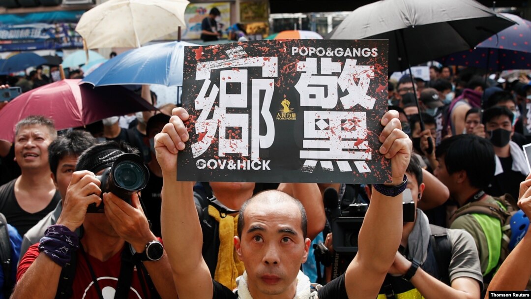 Para pengunjuk rasa berdemonstrasi di luar kantor polisi memprotes penyeangan di Yuen Long, New Territories, Hong Kong, 27 Juli 2019.