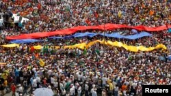 Durante la llamada “Toma de Venezuela” en la que se congregaron miles de manifestantes, el presidente de la Asamblea Nacional, Henry Ramos Allup, anunció que Maduro será declarado en “abandono del cargo”.