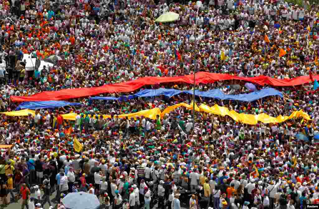 مخالفان دولت ونزوئلا در یک تجمع در کاراکاس، پایتخت این کشور، شرکت می&zwnj;&zwnj;کنند. این تظاهر کنندگان با دولت ونزوئلا و به ویژه به نیکلاس مادورو، رئیس جمهور این کشور مخالفت می&zwnj;&zwnj;کنند.