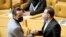 عزیزی خادم(راست) در کنار علی کریمی در جریان انتخابات
