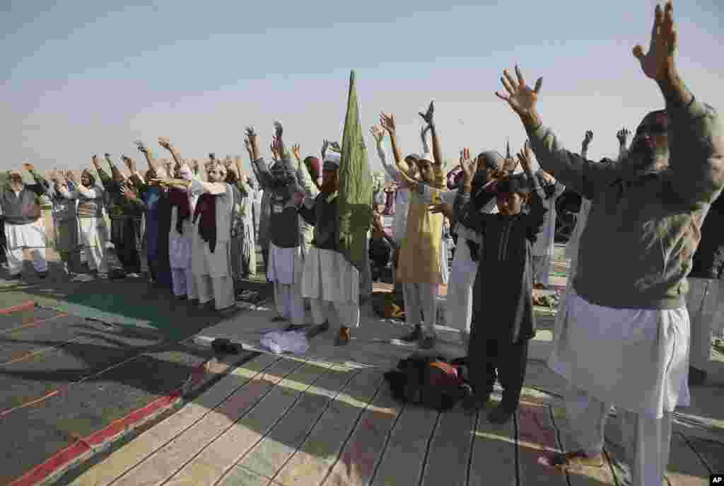 دھرنے میں موجود کارکنوں کا ایک گروپ نعرے بازی میں مصروف ہے