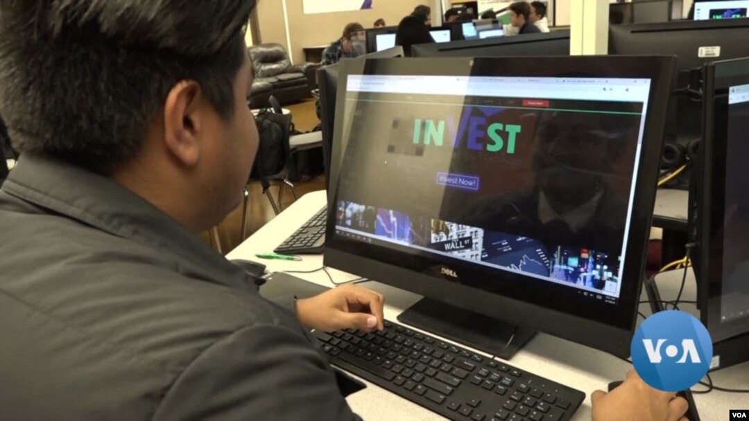 Beberapa siswa SMA di California menciptakan program perdagangan saham virtual.