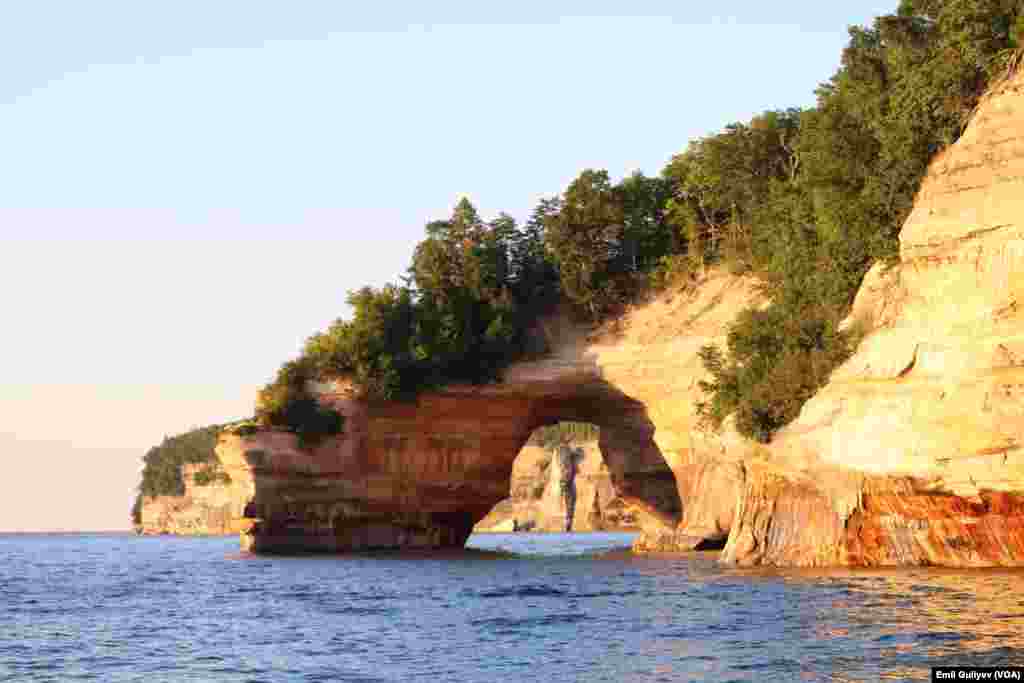 Pictured Rocks - Şəkilli Qayalar adını Miçiqan ştatının Munisinq şəhərinin şimal-şərqində qayaların təbii olaraq müxtəlif rəngləri almasından götürüb. Rəngli sahilin uzunluğu təxminən 24 kilometrdir. Emil Quliyev - VOA